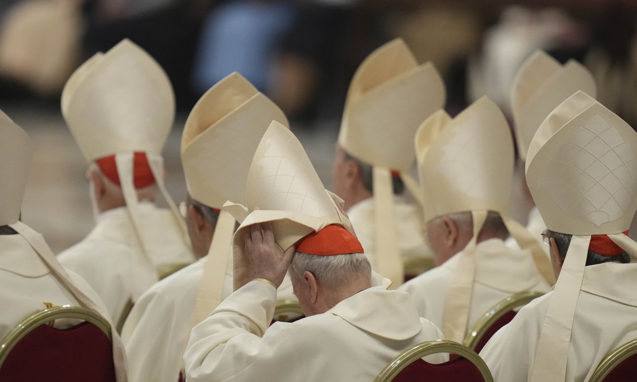 ŠTA SE DEŠAVA SA 133 KARDINALA KOJI TREBA DA IZABERU PAPU? Kako jedu, šta rade i kako glasaju?