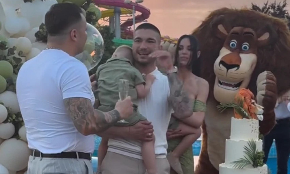 POGLEDAJTE LUDILO NA SLAVLJU POVODOM KRŠTENJA UNUKA GOCE BOŽINOVSKE Darko Lazić zapevao, braća Hofman ga grle (FOTO)