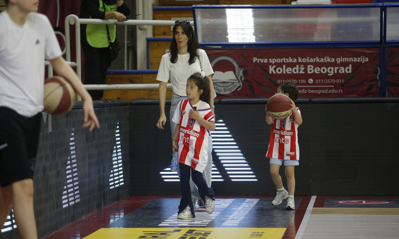 SVI POGLEDI UPRTI U PORODICU TEODOSIĆ Jedan detalj posebno privlači pažnju - ovo svi komentarišu (FOTO)