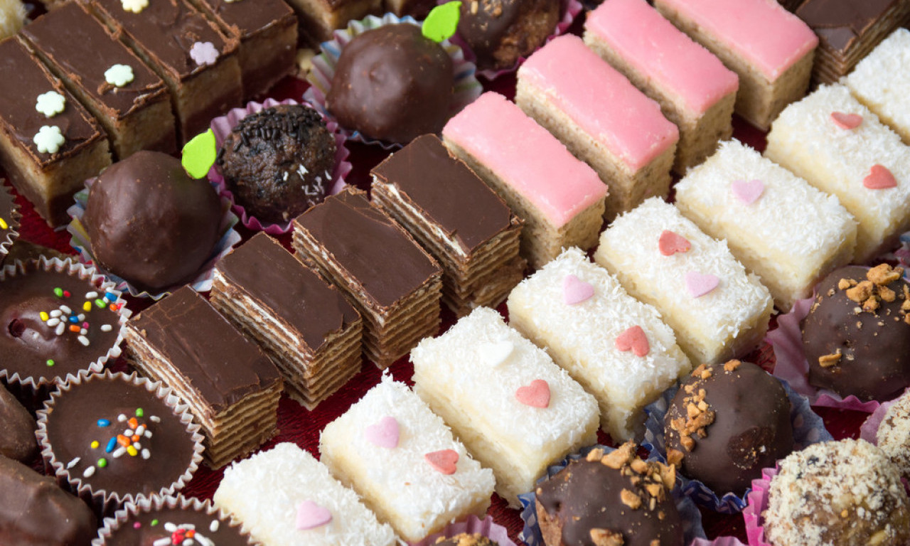 TACNA PUNA SREĆE Ideje kako da složite sitne kolače!