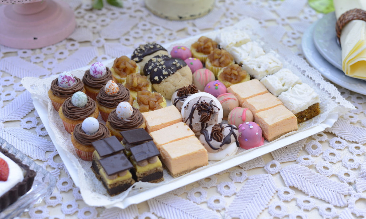 SLAVSKA TRPEZA ZA TROJICE Domaći kolači i torte koje svi vole