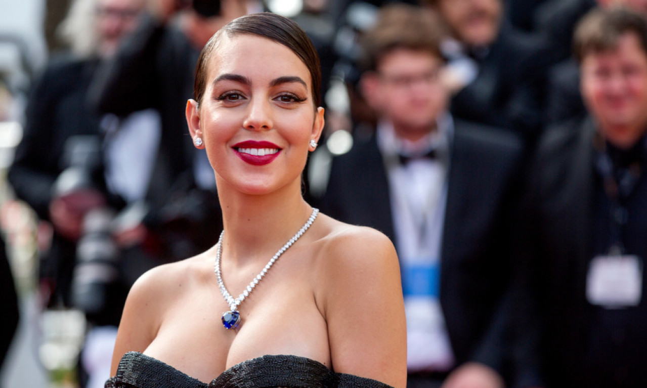 NIŠTA ISPOD! Georgina Rodrigez šetala po Times Squareu kao da je zaboravila pantalone