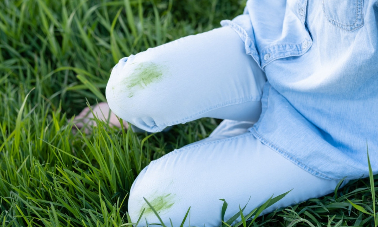 MAME, OBRATITE PAŽNJU Evo kako da skinete mrlje od trave očas posla!