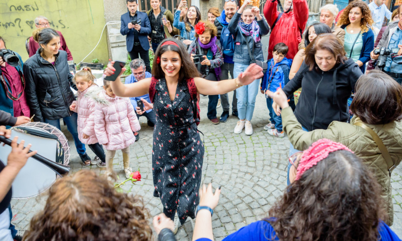 "VEŽI OVCU GDE GLAVEŠINA KAŽE!" - BAHTALO EDERLEZI! Kako Romi slave Đurđevdan u zgradama