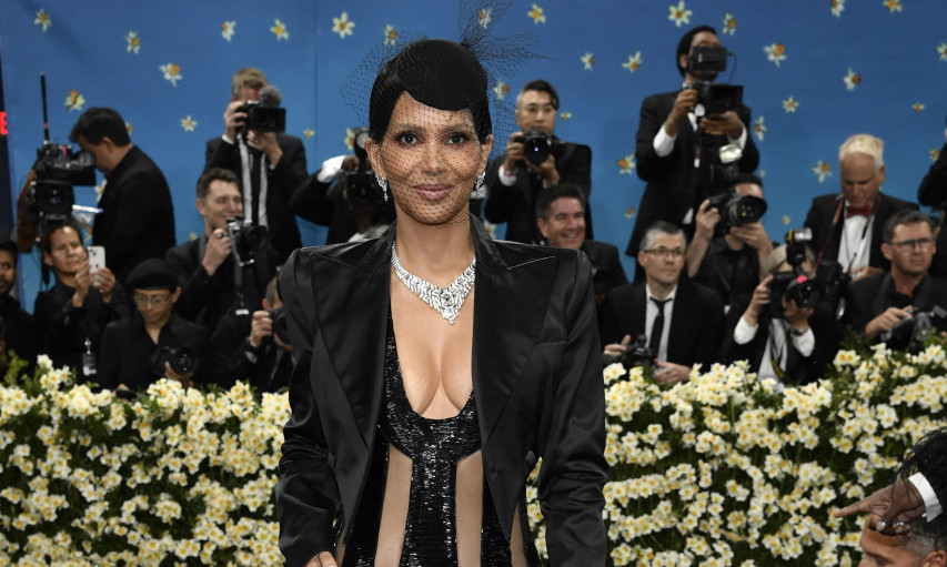 POZNATA GLUMICA DOŠLA NA MET GALA BEZ GAĆICA Pogledajte Hali Beri u „goloj“ haljini koja je rasplamsala maštu (VIDEO)