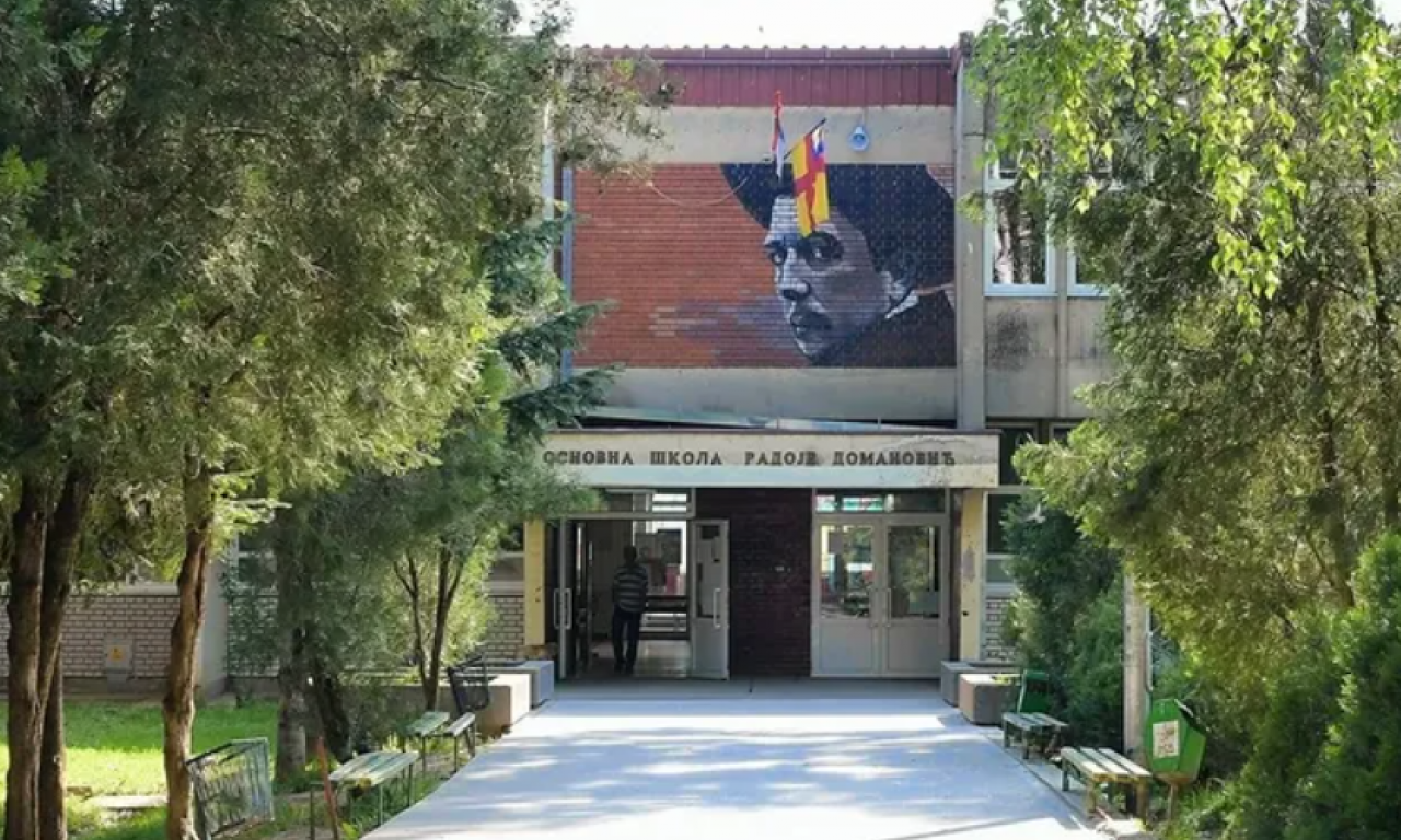 GOLE SLIKE UČENICA I NASTAVNICE SE POJAVILE NA MREŽAMA Šok u osnovnoj školi u Vranju! Evo na šta se sumnja