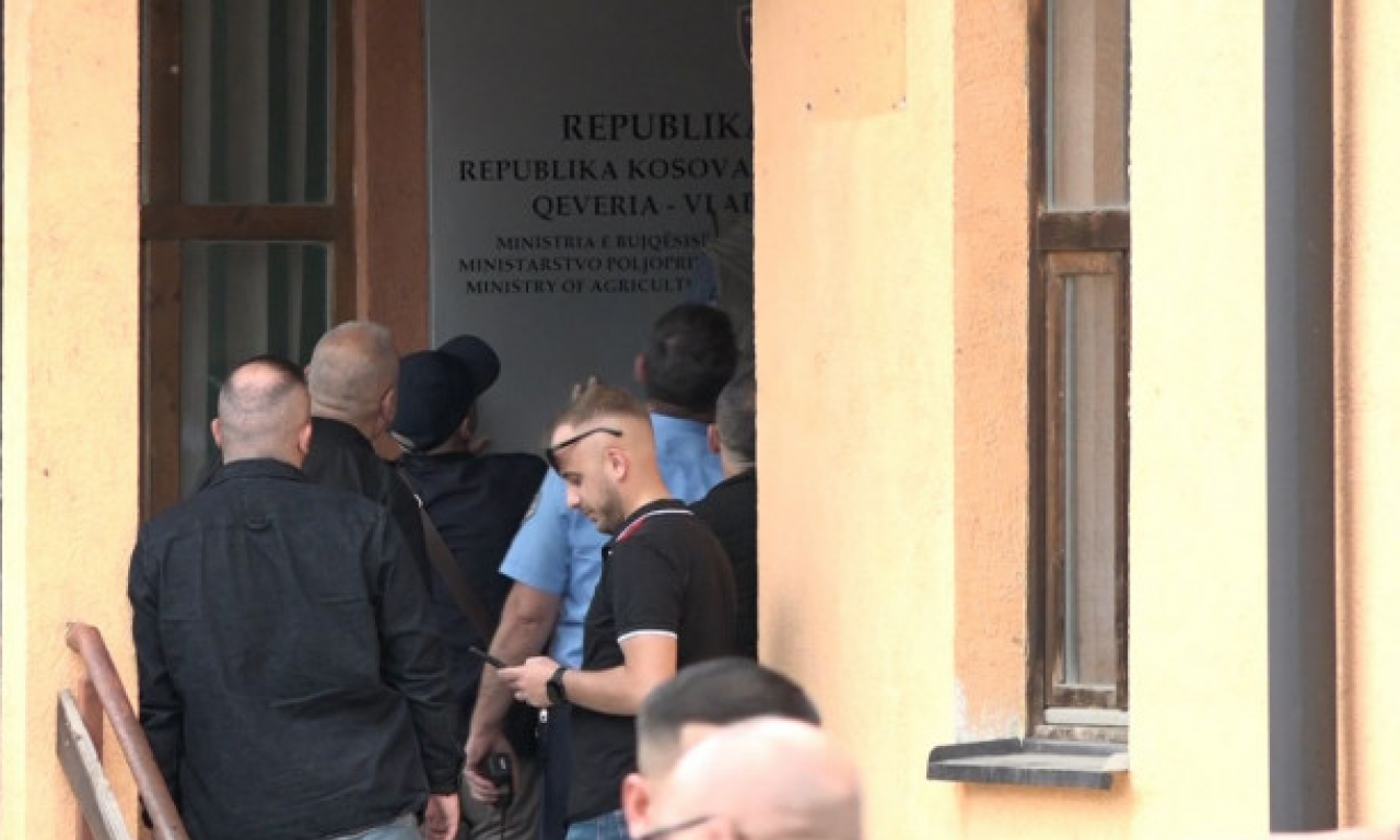 UPAD U PREDUZEĆE "SRBIJAŠUME" U LEPOSAVIĆU Teroru nad Srbima nema kraja - pogledajte šta se dešava (VIDEO)