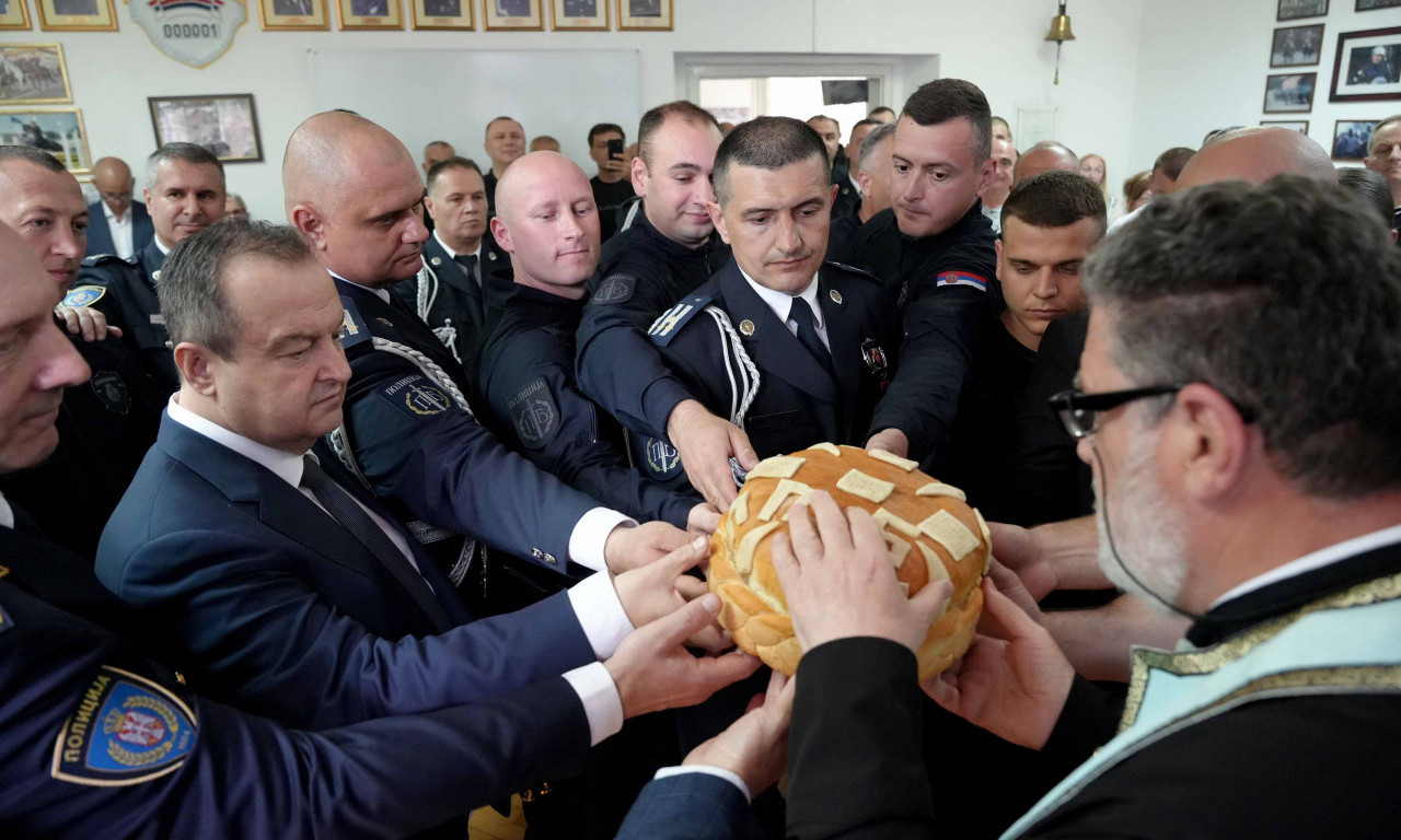 POGLEDAJTE KAKO SRPSKA POLICIJA SLAVI ĐURĐEVDAN Dačić lomio pogaču i poslao moćnu poruku: "Srbija će pamtiti" (FOTO)