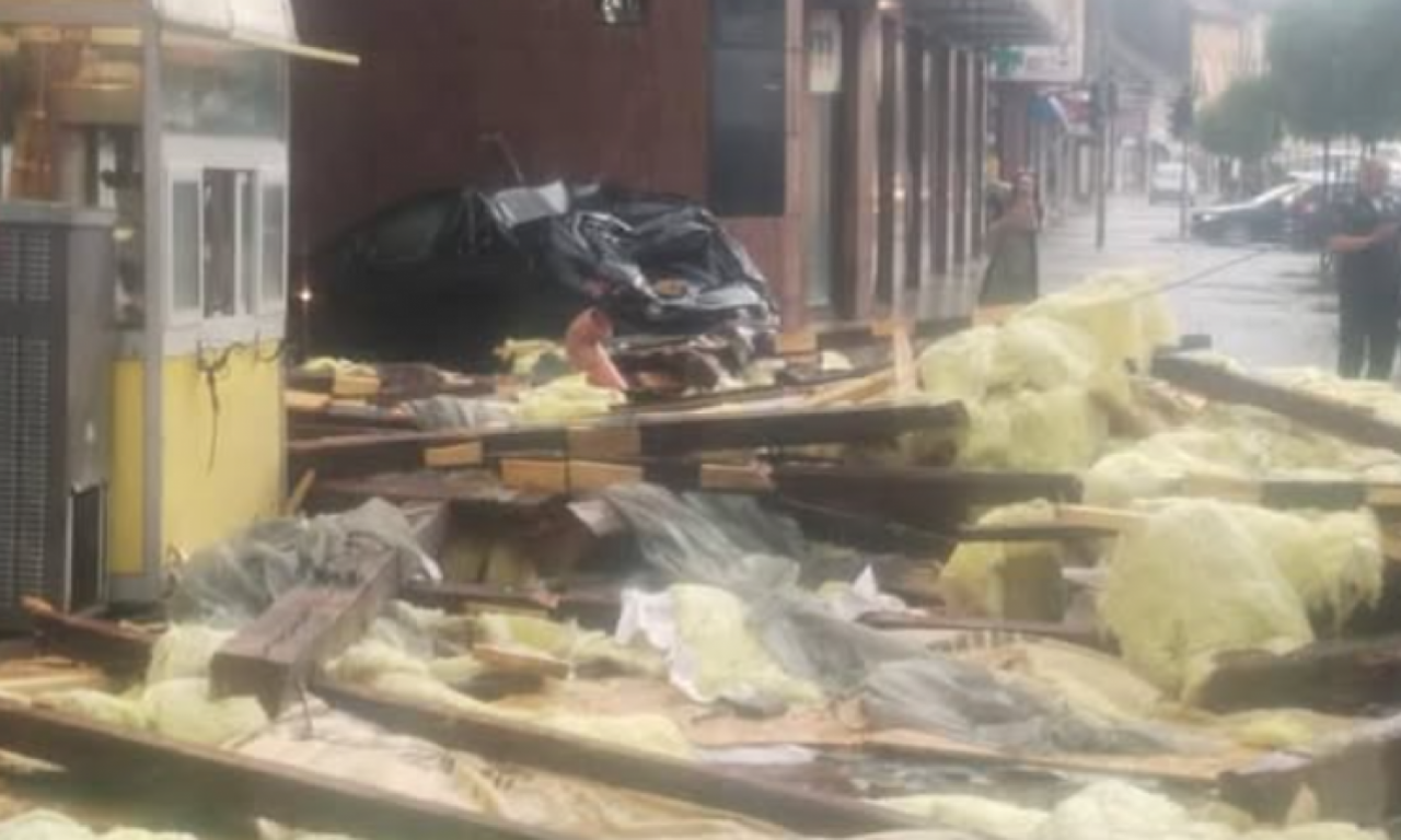 OBRUŠIO SE KROV ZGRADE U MLADENOVCU: Delovi pali na automobil, on potpuno smrskan! (VIDEO)