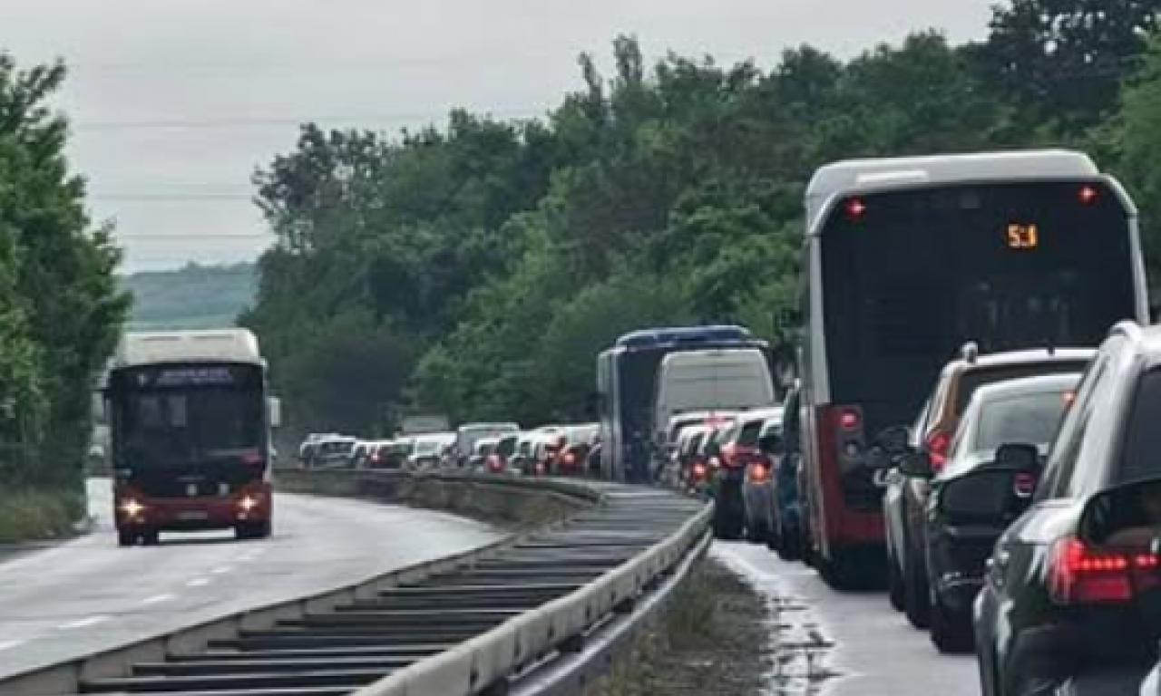 SVE STOJI NA OBRENOVAČKOM PUTU: Udes stvorio ogromne gužve (FOTO/VIDEO)