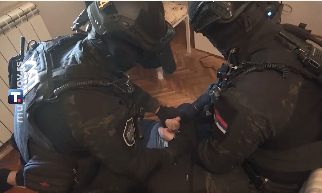 UHAPŠEN MLADIĆ Zapalio vozilo policajca u Batajnici (VIDEO)