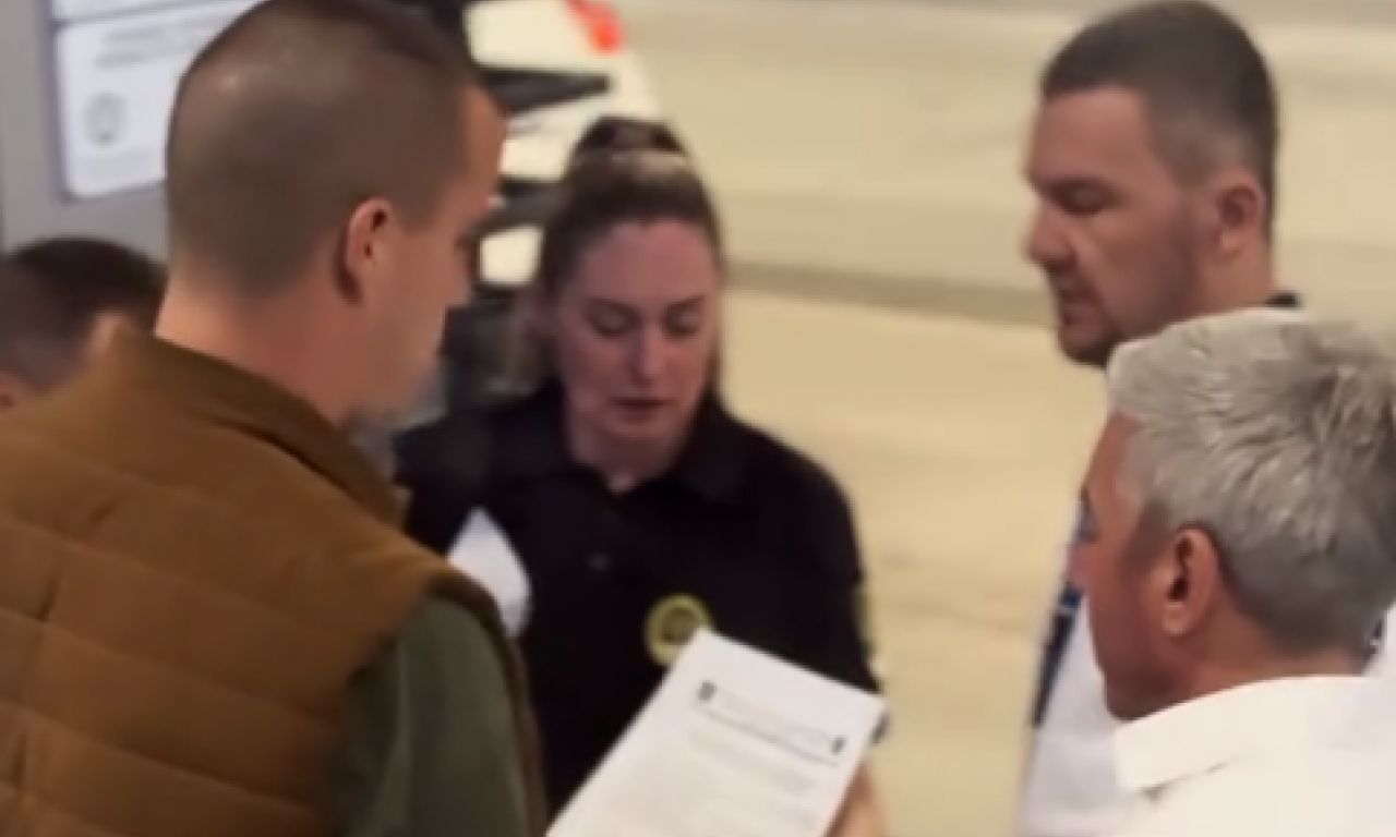 AUTOBUS PUN PENZIONERA IZ SRBIJE VRAĆEN SA GRANICE Optužili ih da su ruski špijuni - samo zato što su Srbi!