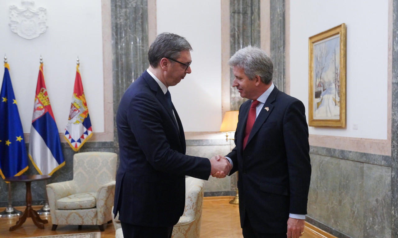 VUČIĆ PRVI PUT U JAVNOSTI NAKON ZDRAVSTVENIH PROBLEMA Evo kako izgleda predsednik, ima važne sastanke   (FOTO)