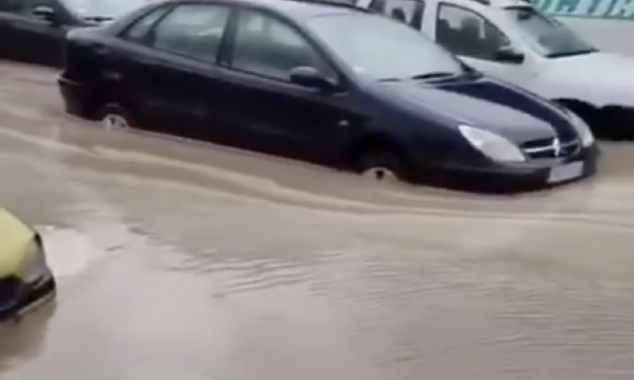 VODENA BUJICA NOSI SVE PRED SOBOM U GOLUPCU Jezivi snimci iz Srbije obišli svet! (VIDEO)