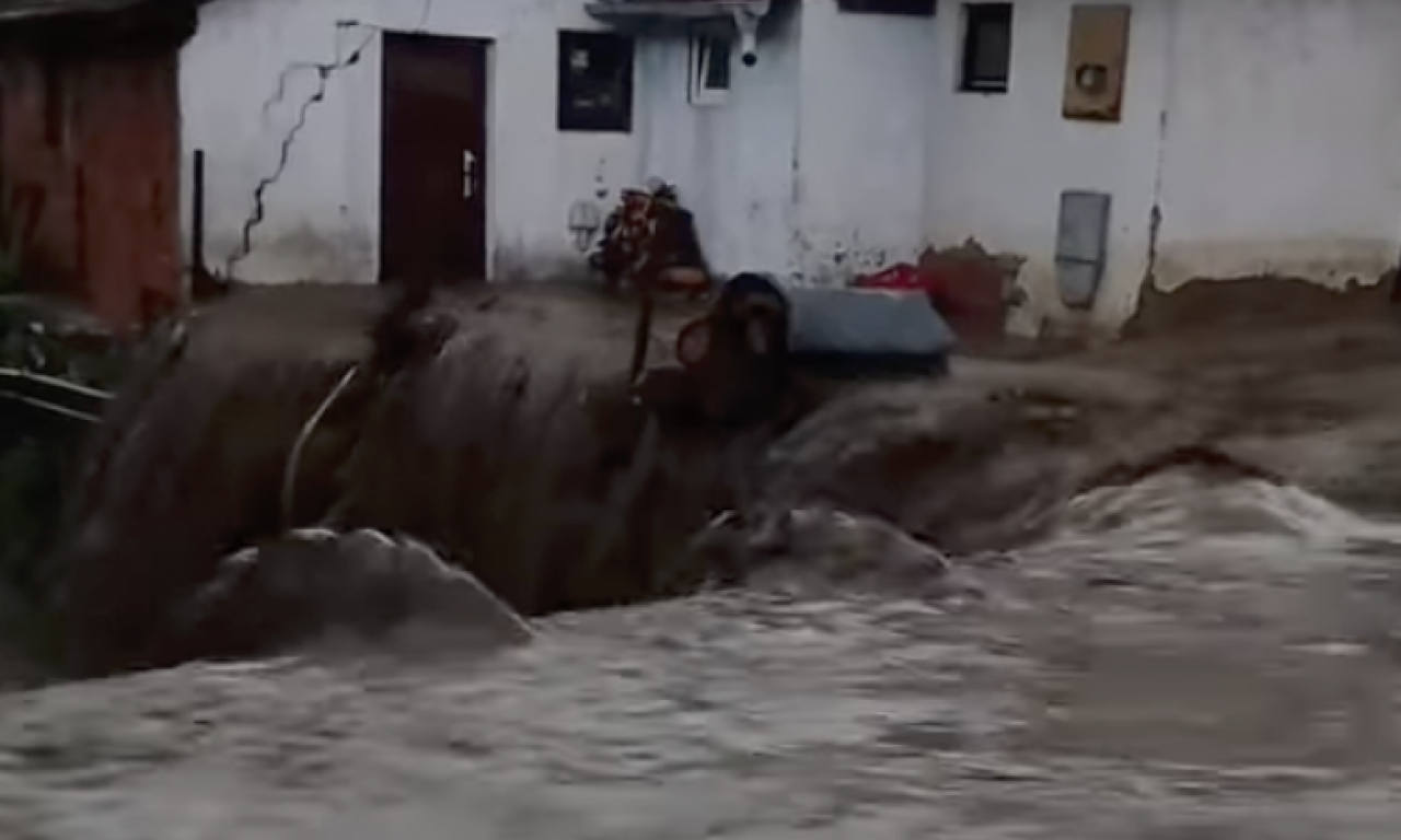 VODENA BUJICA SE SLIVA U PONOR, A NA SAMOJ IVICI PORODIČNA KUĆA Pogledajte kako izgleda okolina Donjeg Milanovca (VIDEO)