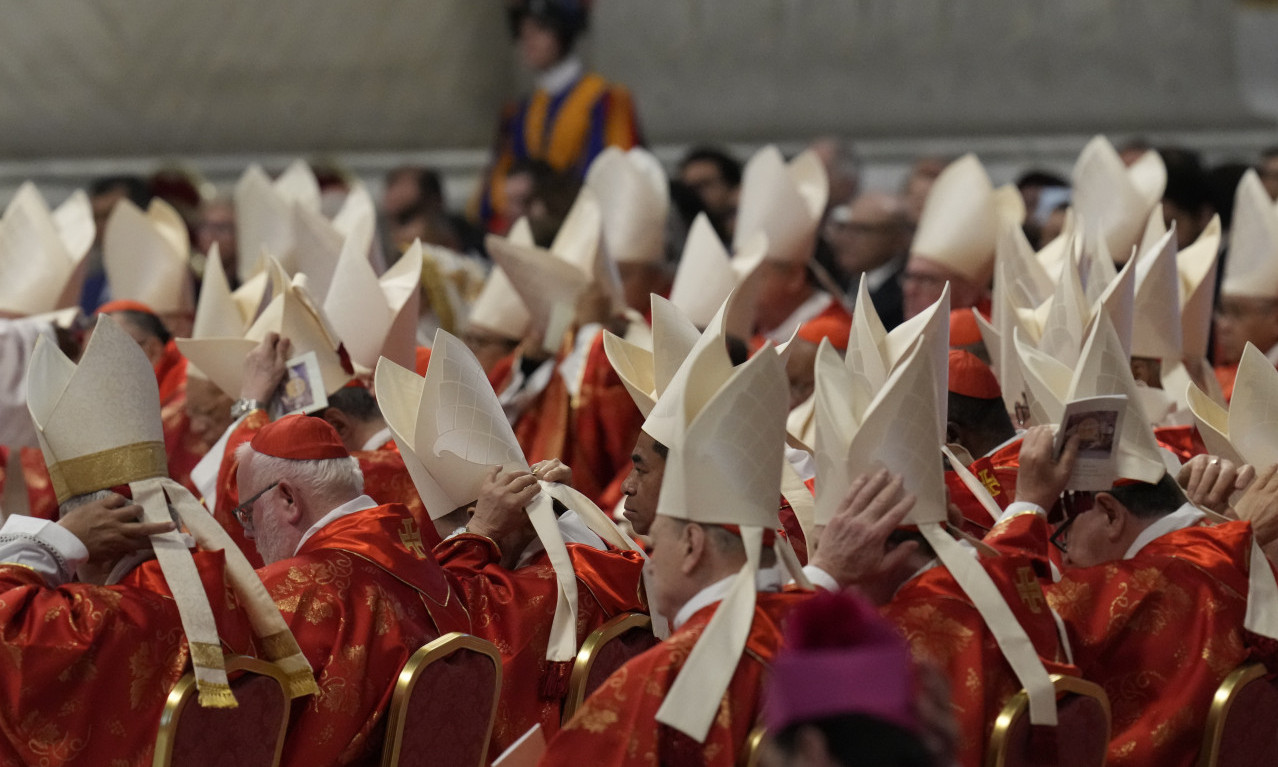 SVE OČI UPRTE U SIKSTINSKU KAPELU! ČEKAMO BELI DIM! Ovo je detaljan raspored, nastavlja se najveća konklava u istoriji