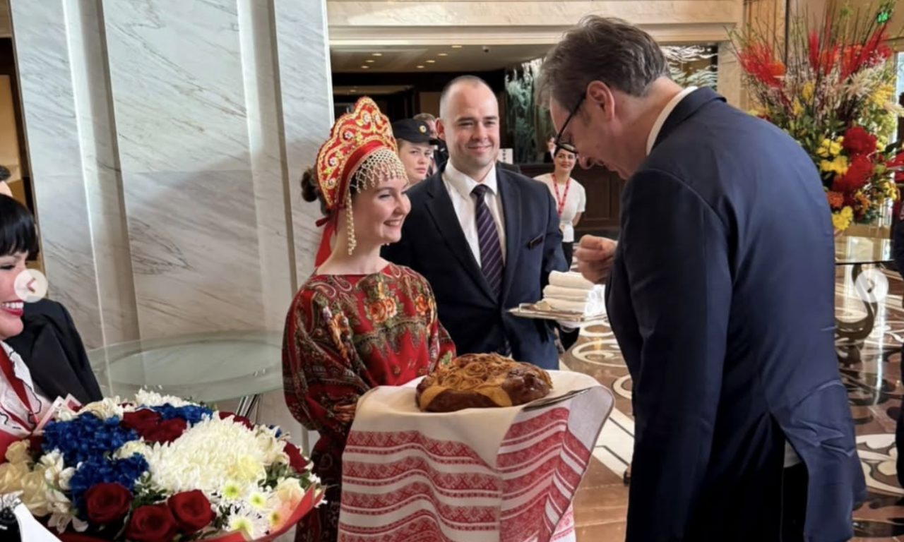 NOŠNJA, POGAČA, VELIKI BUKET... Veličanstven doček Vučića u Moskvi! Pogledajte predsednikovu reakciju (FOTO)
