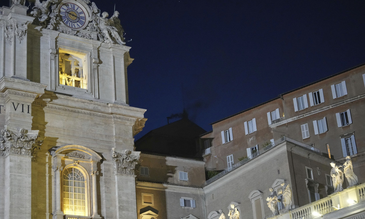 CRNI DIM IZ KAPELE! Danas nije izabran novi papa - evo kada je sledeće glasanje (FOTO)