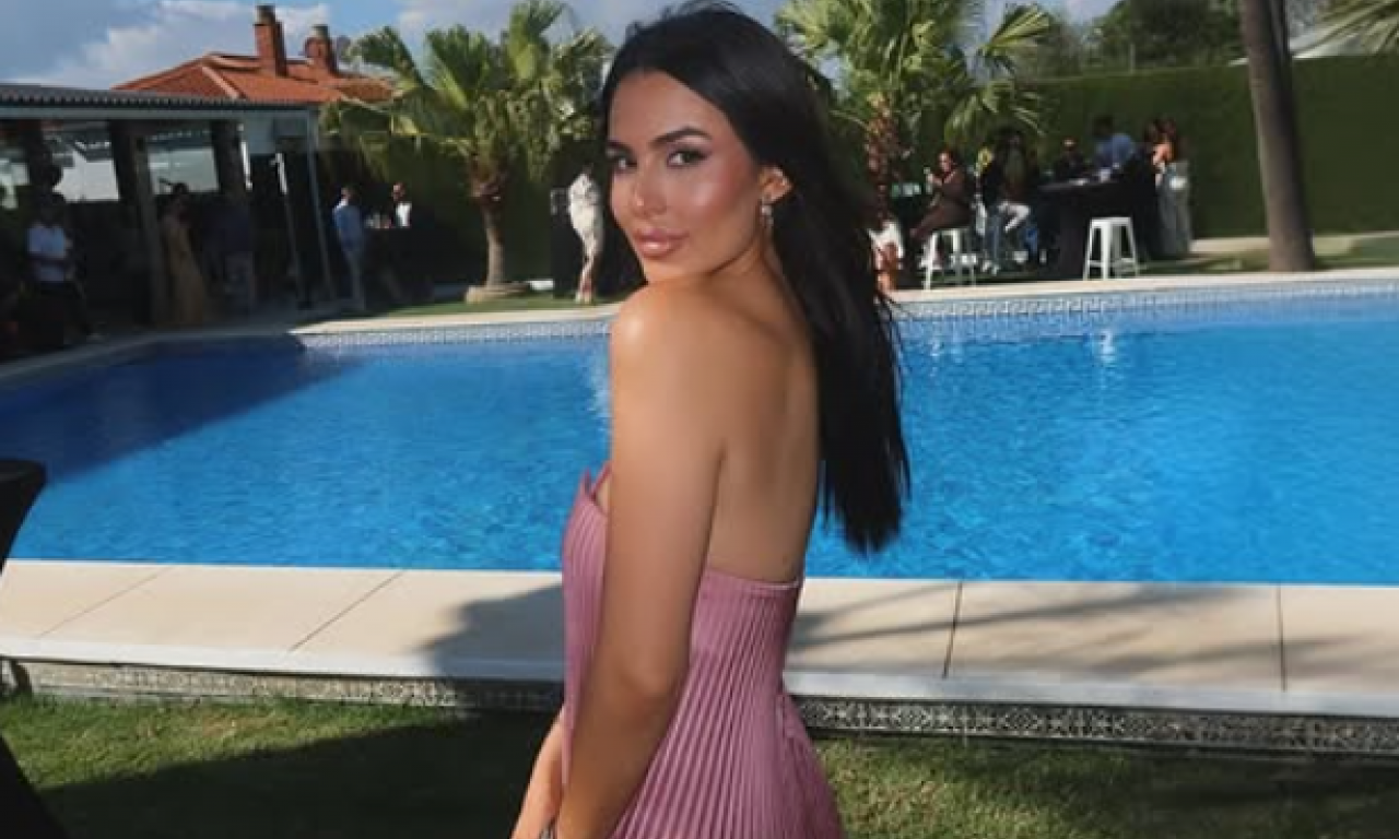 ANASTASIJA BLISTALA U SEVILJI ZA ĐURĐEVDAN Haljina bez brusa i luksuzna vila u prvom planu (FOTO)