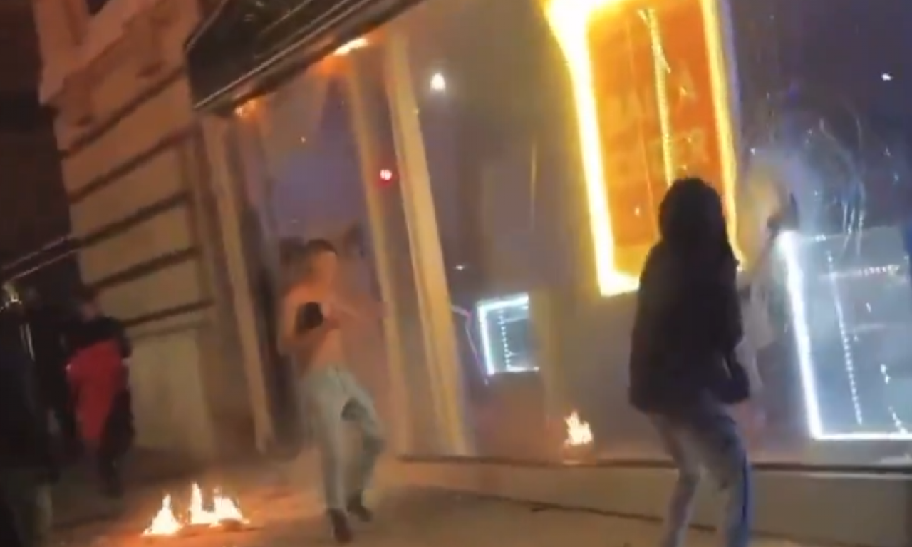 AUTOMOBIL ULEĆE U MASU, LJUDI LOME SVE PRED SOBOM, GORI PARIZ! Slavlje navijača PSŽ-a pretvorilo se u horor film (VIDEO)