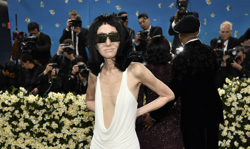 DA LI ZNATE KO JE OVO? Ima 76. godina, nosi haljinu koju ni devojke ne nose a "cepa" Mek, votku i krofne