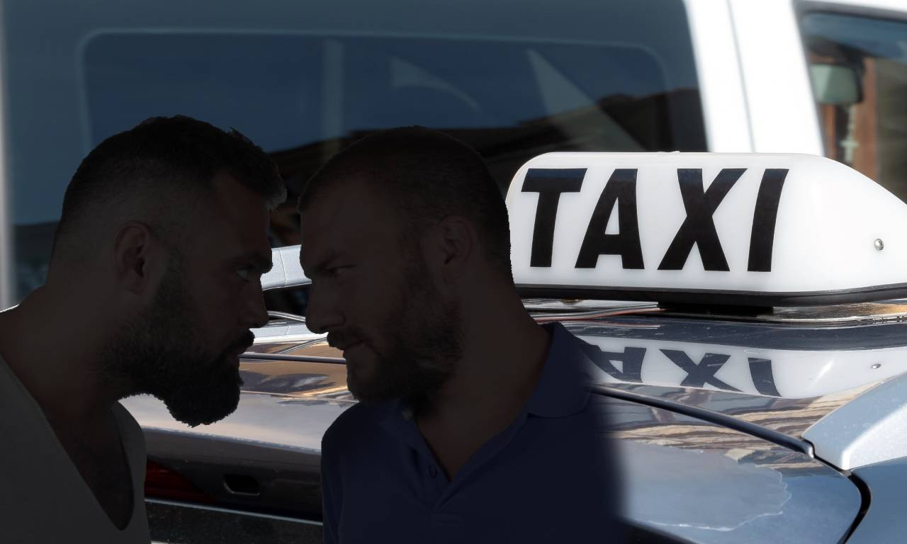 TAKSISTA NAPADNUT NOŽEM U BEOGRADU NA VODI Dvojica nasrnula na njega zbog ovoga