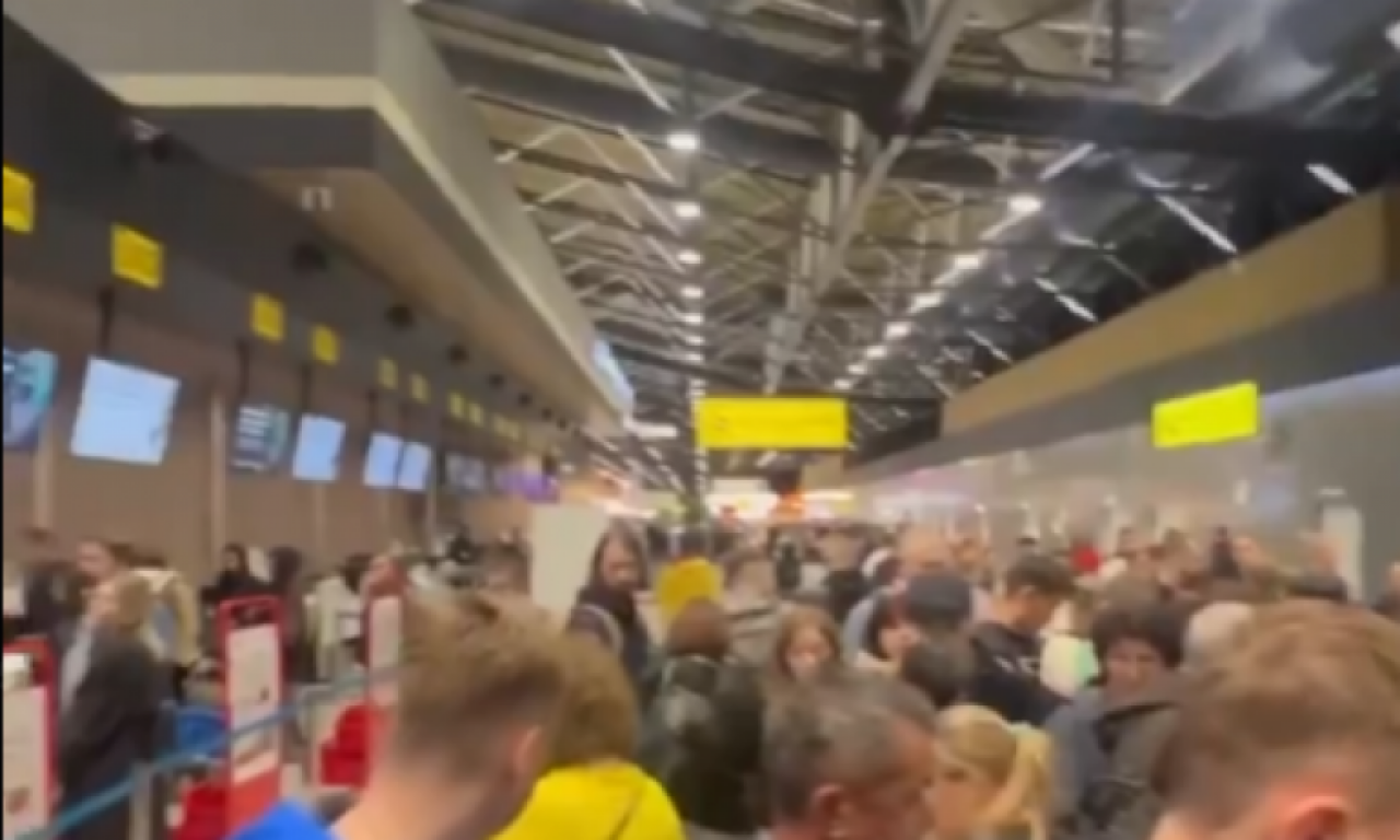 PUTNICI PANIČNO BEŽE SA TERMINALA Haos na aerodromu, ljudi su se uplašili za svoje živote! (FOTO)