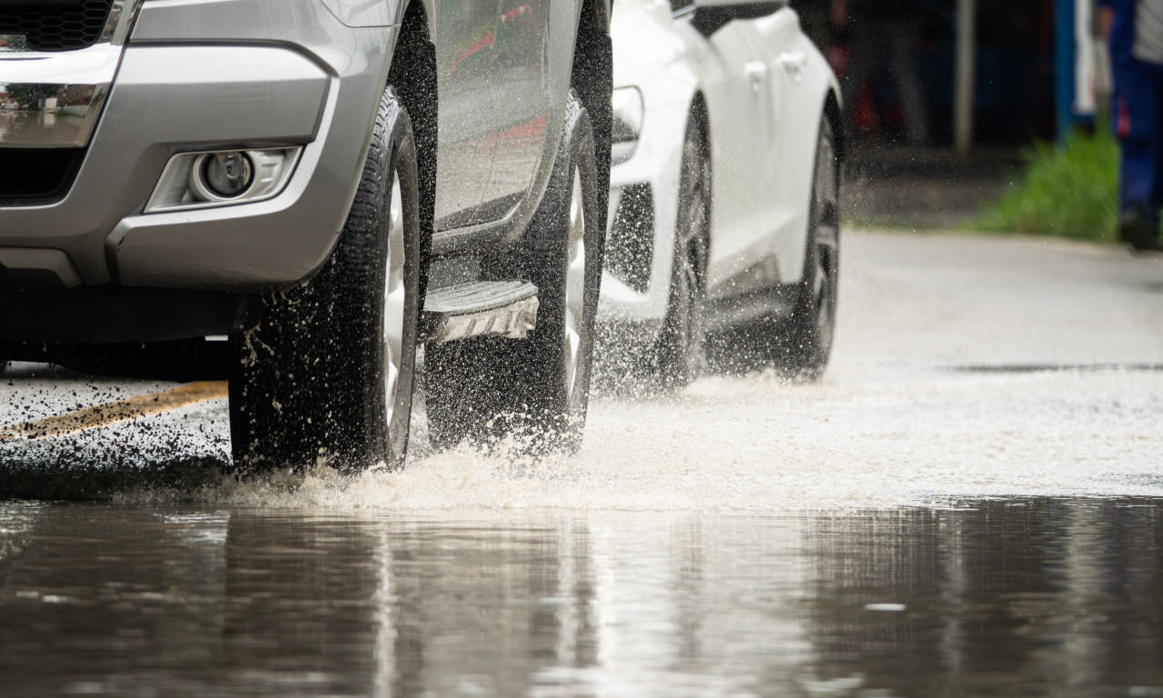 VODA JE SVUDA PO PUTU, NE VIDI SE PRST PRED OKOM! Prvi na udaru stravične oluje ovaj grad - kolaps na auto-putu (VIDEO)