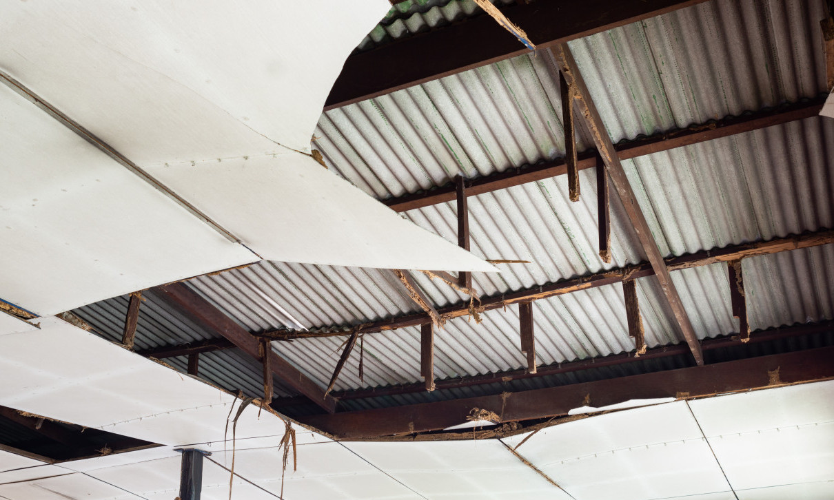 PAO PLAFON U PROSTORIJAMA POLICIJE Haos u Tivtu, službenici već duže vreme rade u nebezbednim uslovima