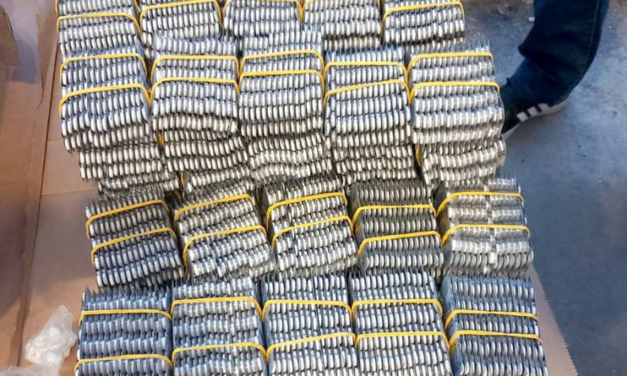 ZAUSTAVLJEN KAMION NA IZLAZU IZ SRBIJE, A U NJEMU...Vozač zadržan zbog stavljanja u promet opojnih droga (FOTO)