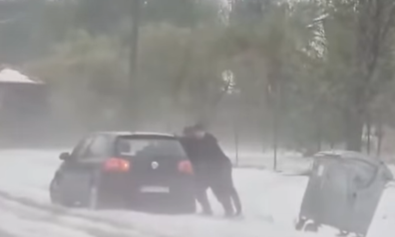 APOKALIPSA U KRAGUJEVAČKOJ RAČI: Ovakav grad nikada nije viđen, automobili zaglavljeni na putu! (VIDEO)