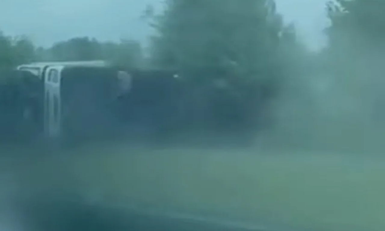 PREVRNUO SE KAMION KOD ZEMUN POLJA Nema podataka o povređenima (VIDEO)