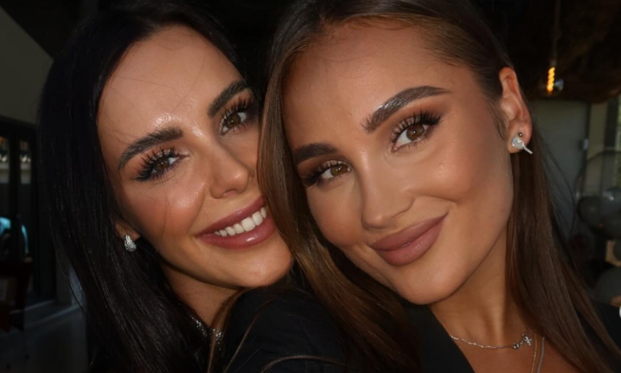 VANJA GUDELJ OBJAVILA NEVIĐENU FOTKU SA GALA SLAVLJA U SEVILJI Pozirala sa Bogdanom Ražnatović, komentari pljušte