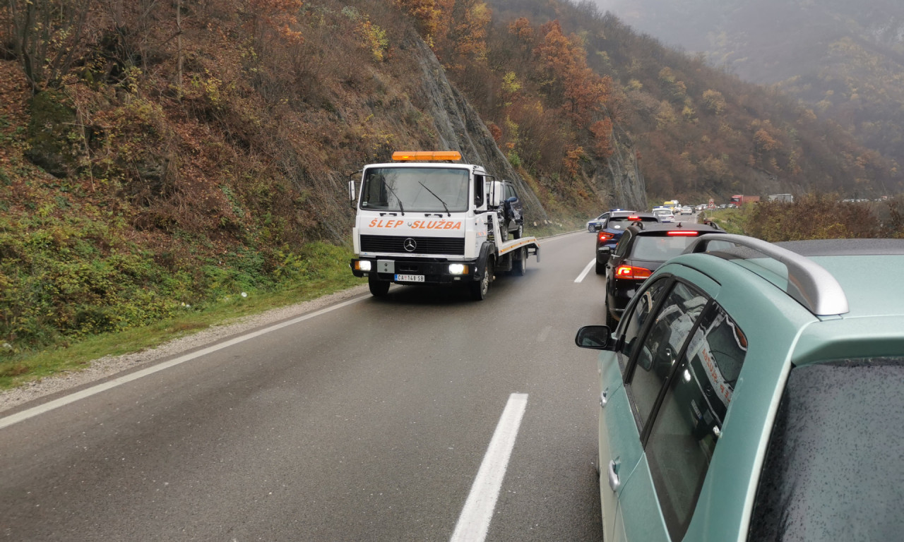 TEŽAK SUDAR U OVČARSKO-KABLARSKOJ KLISURI Jedno vozilo poprečeno na putu, formirana kilometarska kolona