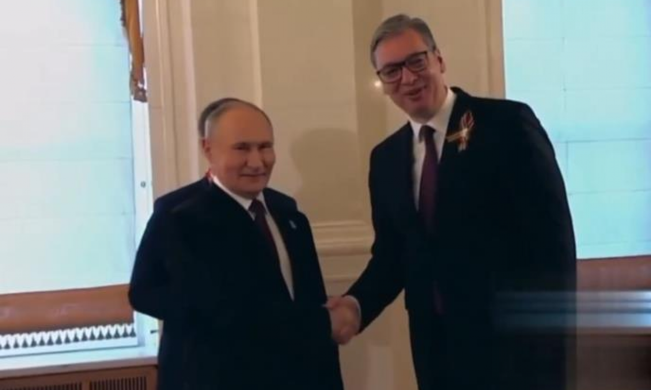 SRELI SE VUČIĆ I PUTIN U KREMLJU: Evo kako su se pozdravili!