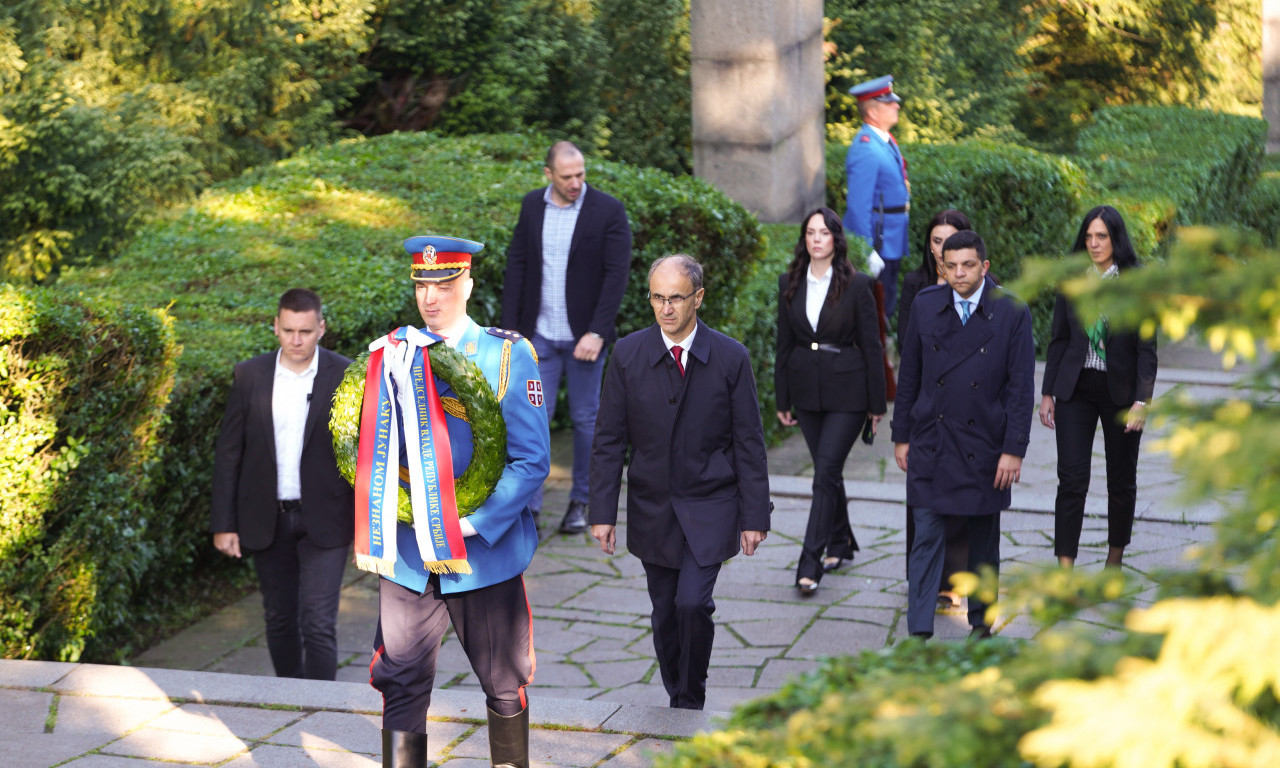 EVO ZAŠTO JE PREMIJER MACUT NA DAN POBEDE POLOŽIO VENAC NA SPOMENIK NEZNANOM JUNAKU Ministarstvo hitno reagovalo