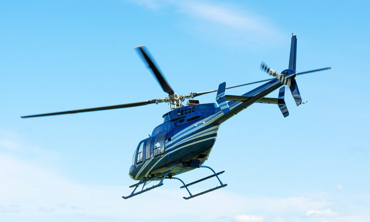 SRUŠIO SE HELIKOPTER U REKU Spasioci tragaju za posadom