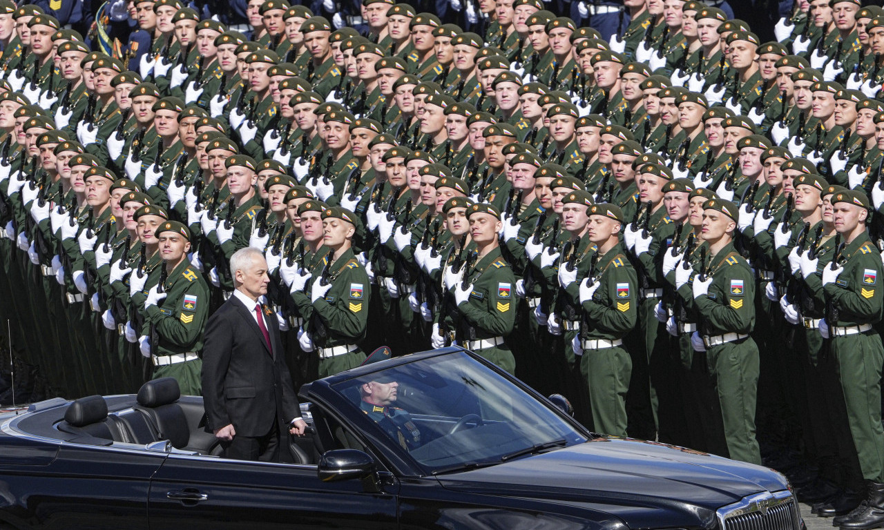 PUTIN ZAPALIO CRVENI TRG! Dronovi iz Ukrajine šokirali svet, ruska sila demonstrirana! Vučić u prvim redovima   (VIDEO)