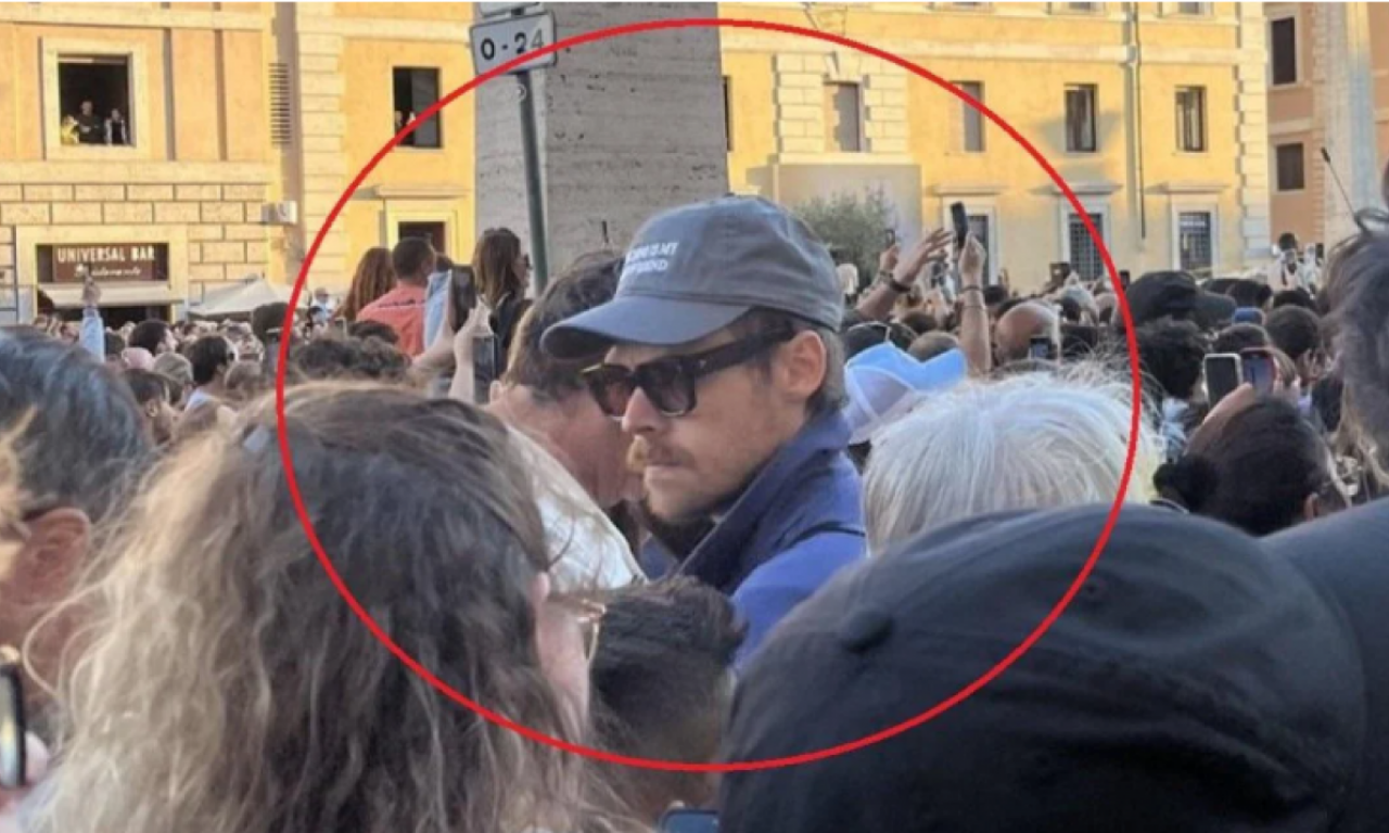 HARI STAJLS NA DOČEKU NOVOG PAPE! Pop zvezda inkognito među vernicima u Vatikanu – društvene mreže eksplodirale