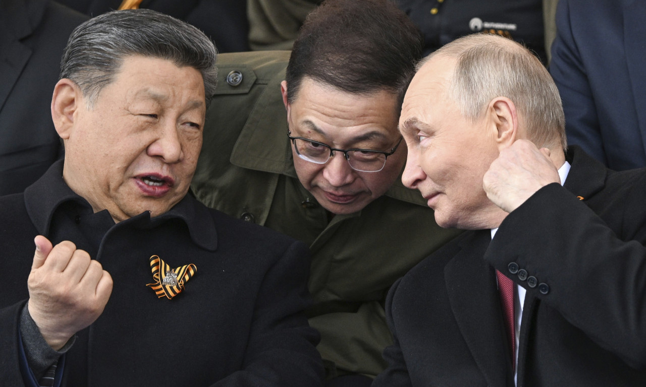 PUTIN JE DANAS NAJVEĆU PAŽNJU POSVETIO OVOM ČOVEKU Ceo svet se pita o čemu su toliko pričali na Paradi (FOTO)