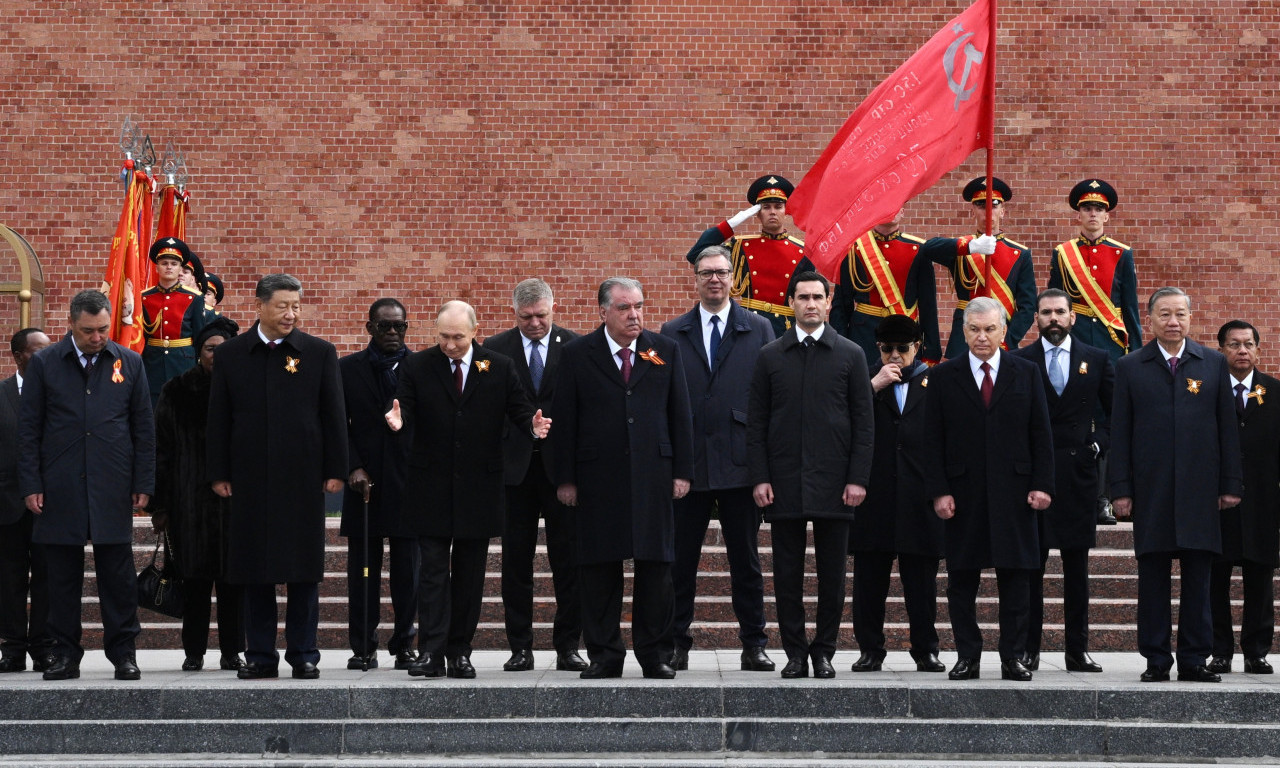 LIDERI RAME UZ RAME KOD VEČNOG PLAMENA Putin položio cveće na Grob neznanog junaka u Moskvi, tu je i Vučić (FOTO)