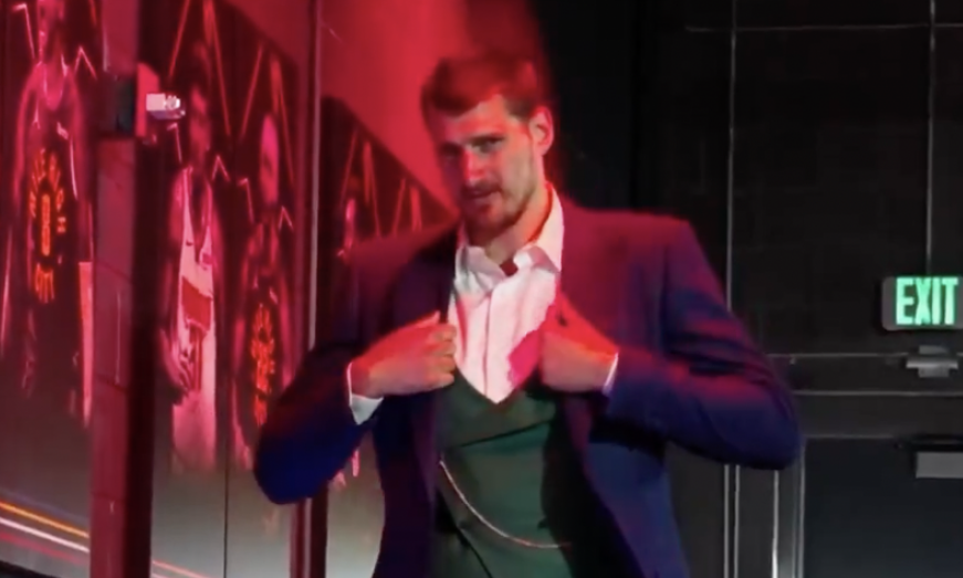 JOKIĆ KAO PRAVI DŽOKER Komentari pljušte - ovako se pojavio pred meč! Zagledaćete se u svaki detalj (VIDEO)