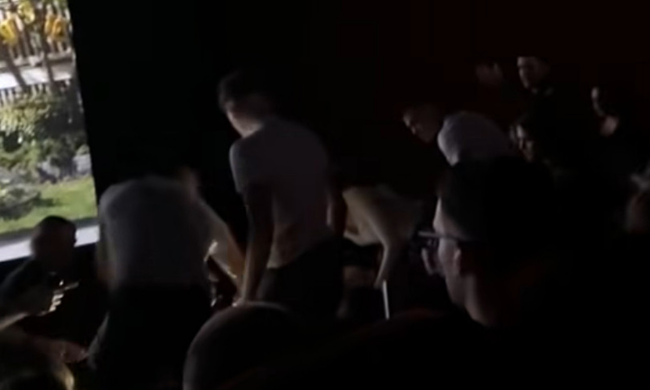 TUČA U BIOSKOPU U "UŠĆU" Devojke nasrnule jedna na drugu, momci iz publike van sebe: "Preselo nam je" (FOTO)