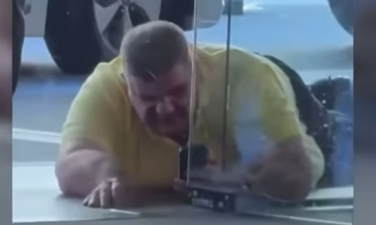 MIRKOVIĆ KRVAV LEŽI ISPRED HOTELA: Pojavio se snimak estradnog menadžera nakon tuče u kojoj je prebijen (VIDEO)