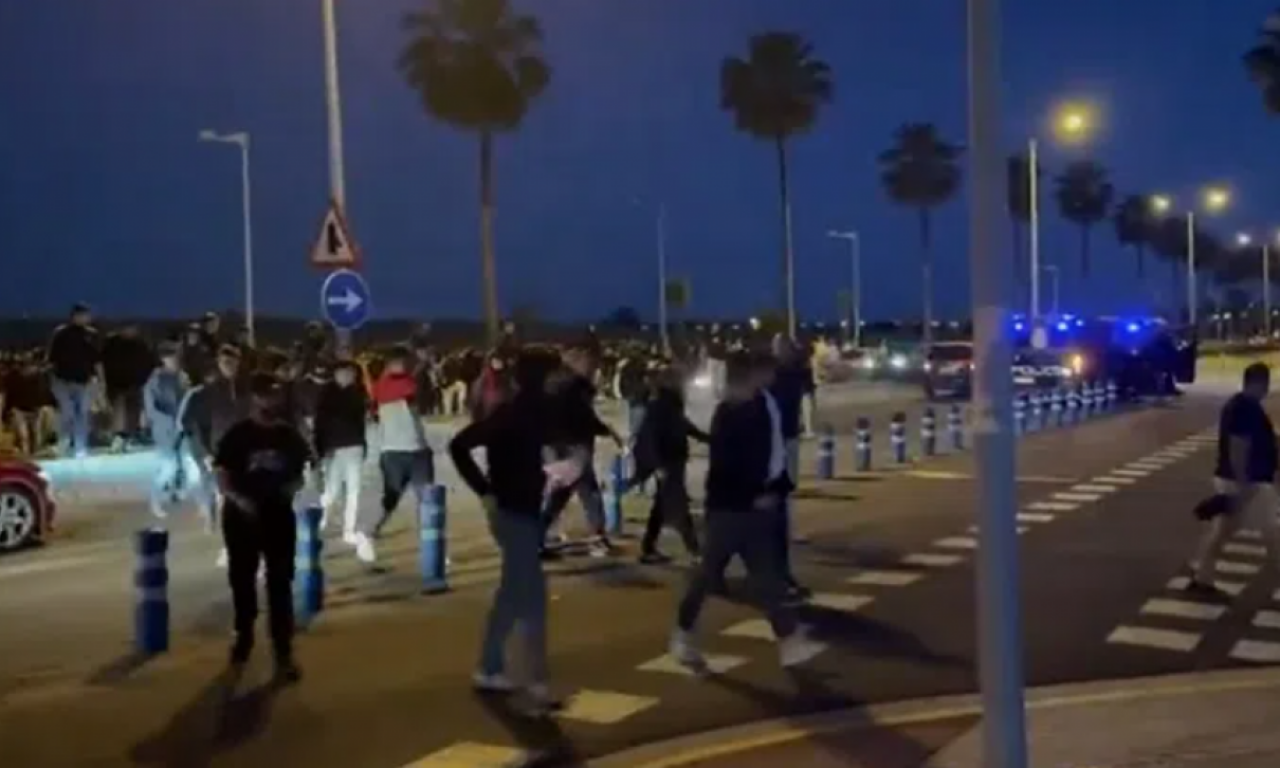 GUDELJ JEDVA IZVUKAO ŽIVU GLAVU! Dramatične scene u Sevilji - besni navijači rušili sve pred sobom (VIDEO)