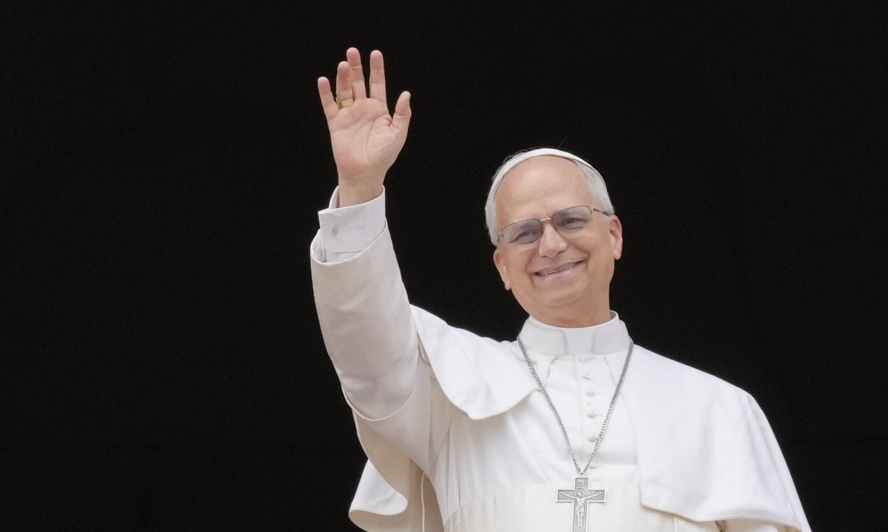 LJUDI HOĆE DA ČUJU NOVOG PAPU! Skoro 150.000 ljudi prisustvovalo prvom obraćanju - evo šta je on poručio (FOTO)
