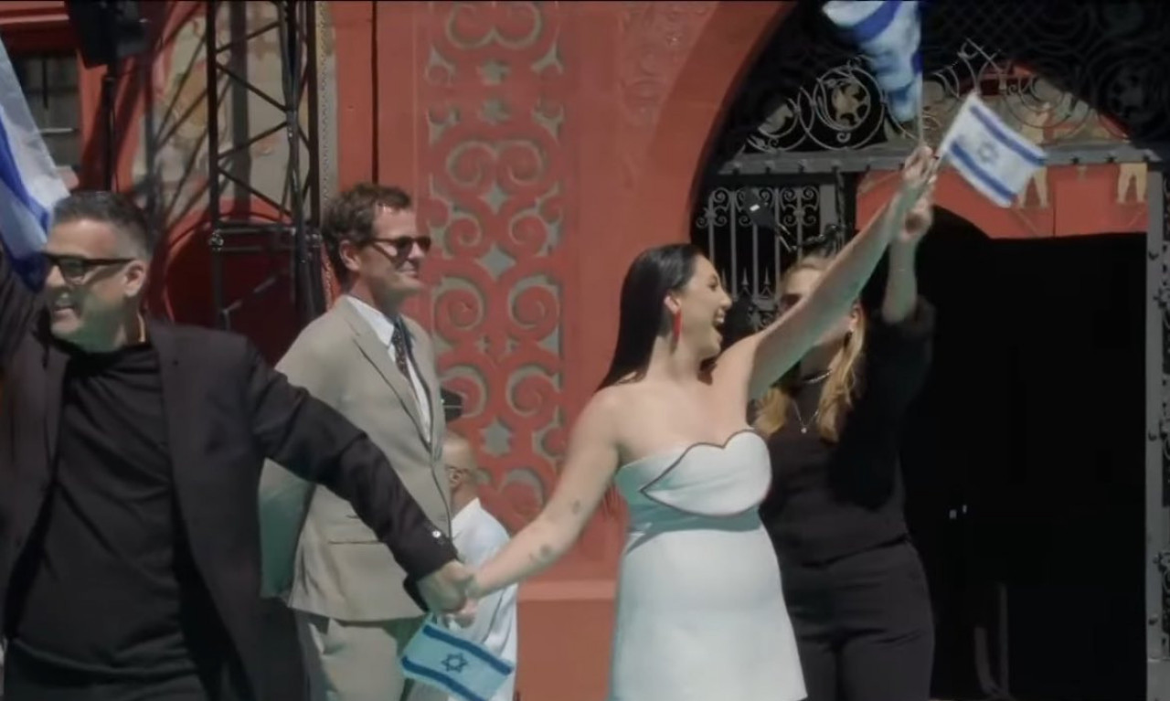 POČEO DEFILE NA TIRKIZNOM TEPIHU Pojavila se delegacija Izraela, ali dočekana buntom "Ovo je sramotno" (FOTO)