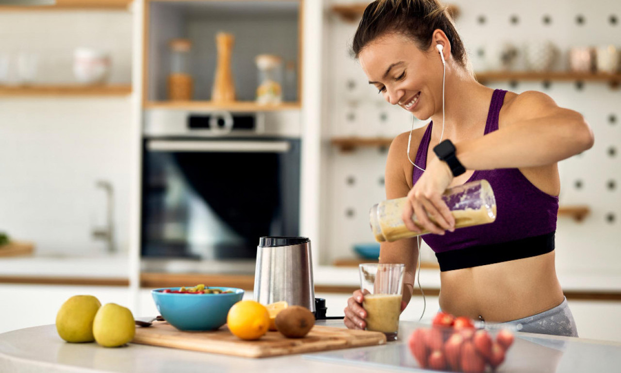 PROTEINSKI ŠEJK SA MLEKOM ILI VODOM? Evo kako da izaberete opciju koja je bolja za vaše telo i ciljeve