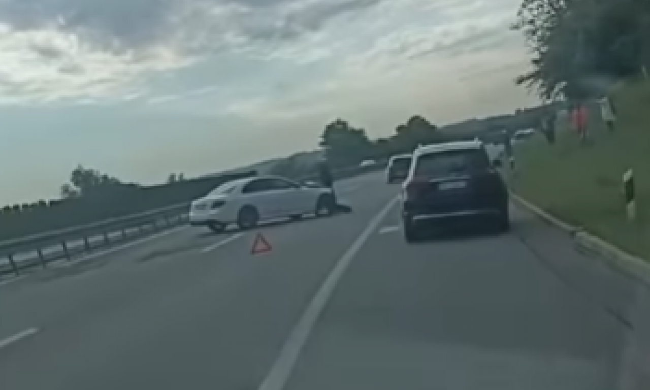 UDES NA AUTO - PUTU Automobil preprečio drum, stvara se zastoj (VIDEO)