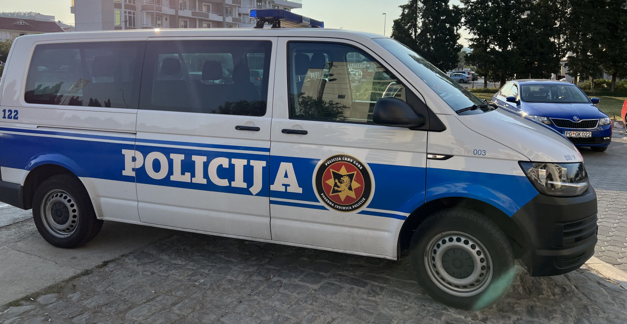 IZ LUKSUZNOG DŽIPA ISPALJENO VIŠE HITACA Napravili haos u svadbenoj koloni, odmah reagovala policija